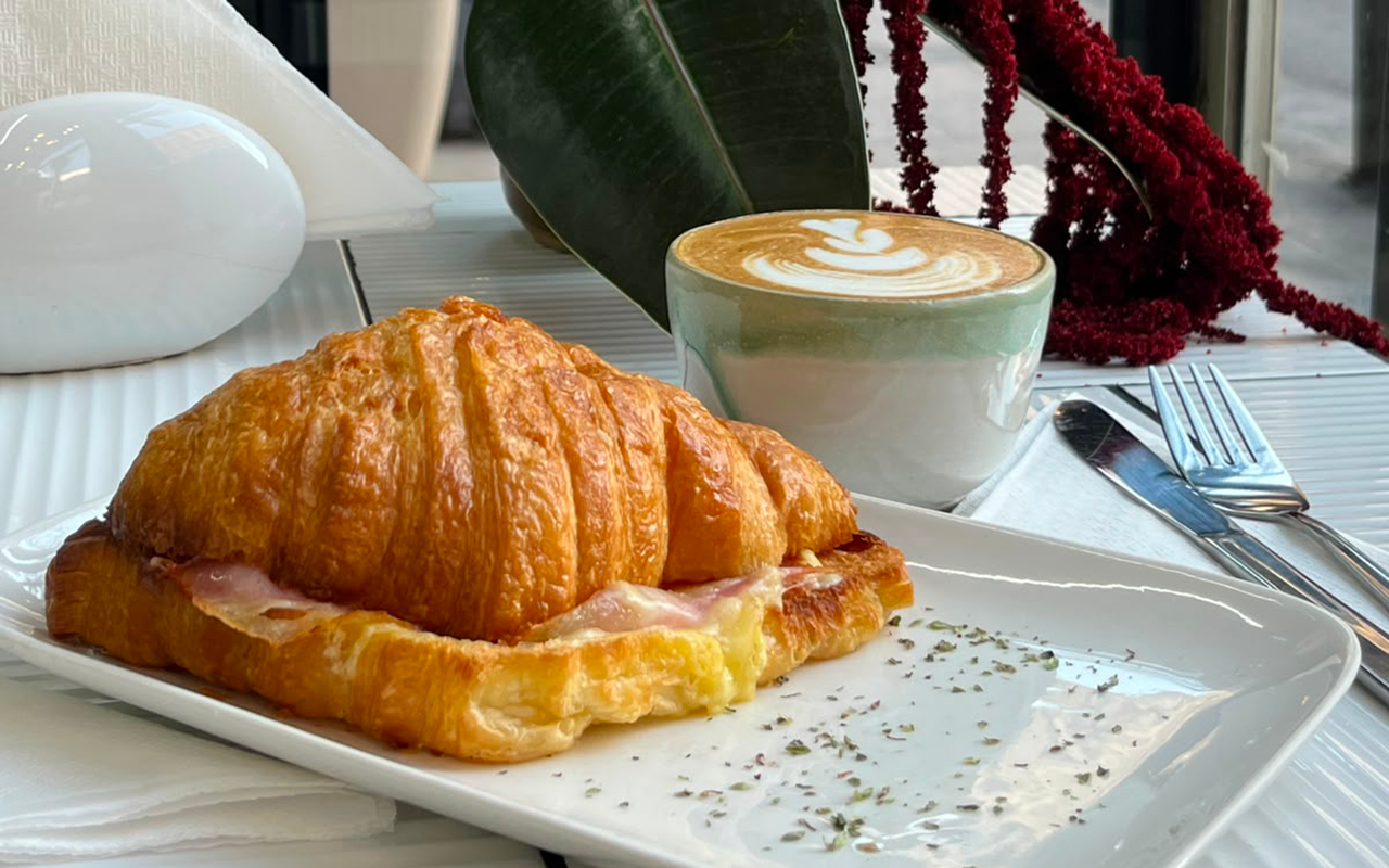 croissant-capuccino